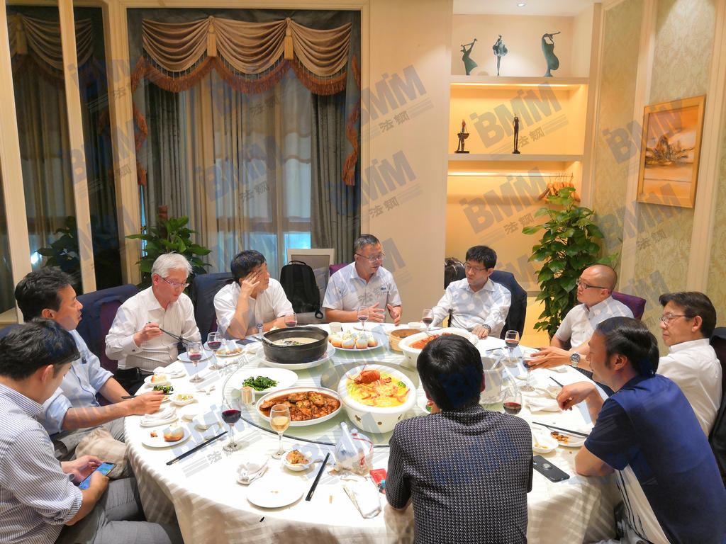 訪問結(jié)束后，法鋼集團(tuán)負(fù)責(zé)人邀請JFE鋼鐵高層共進(jìn)晚餐